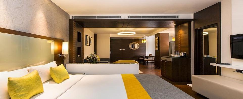 Hotel The The Grand Magrath Бангалор Екстериор снимка